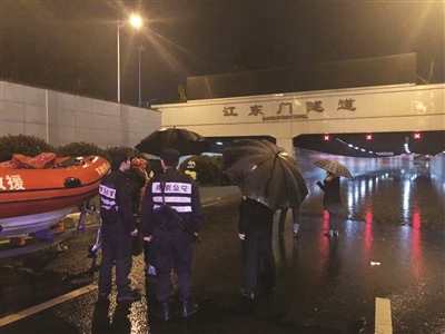 主水管爆裂,江东门隧道被淹