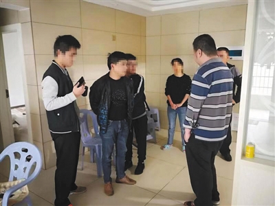 经过摸排,警方在福建漳平,捕获不合法运用信息网络树立赌博网站施行欺诈的嫌疑人艾某(左二)。警方供图
