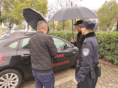 民警雨中静守 “开天窗”轿车