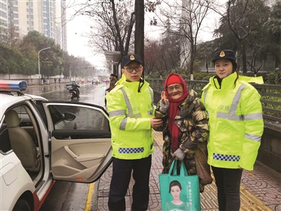 南京人多爱这座大桥？看这人潮，看这张张笑脸