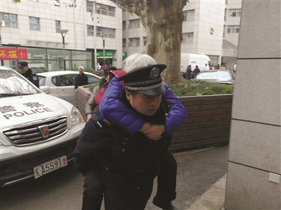 民警背昏迷路边的老人就医 被赞冬日“最暖的身影”
