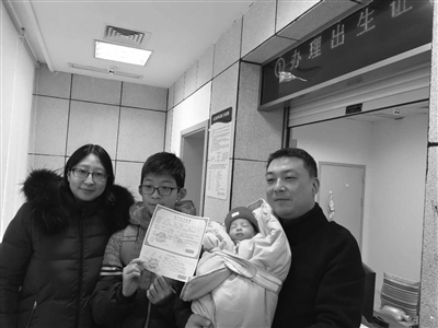 南京发出首张新版《出生医学证明》