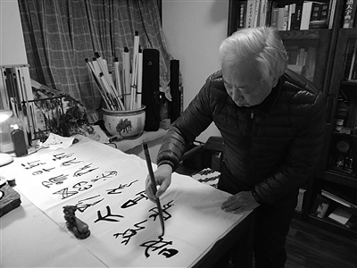 研学“天书”20多年 民间奇人将诗词“翻译”成甲骨文