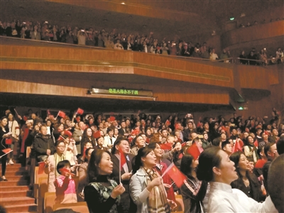 全场激昂共唱《我和我的祖国》