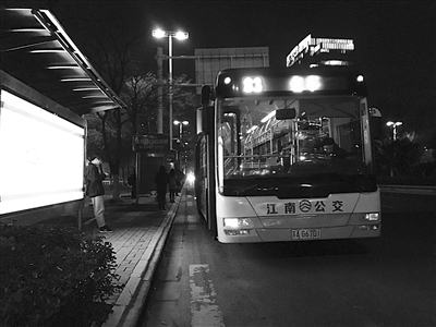 这条定制公交线车太少,抢票似春运