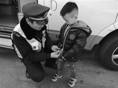 机智！奶奶不见了，男童找到执法员