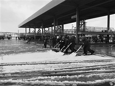 天没亮就冒着严寒除雪 幸福就是“确保春节油料供应”
