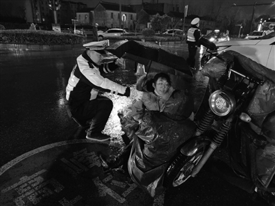 下班路过事故现场 护士雨中跪地救人