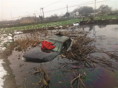 司机打盹轿车冲进水塘 三人破窗逃生