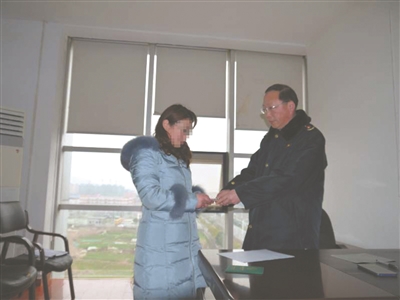 消费者苗女士拿回了健身卡全额费用。陈郁 摄