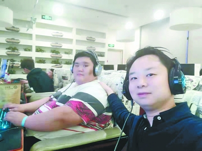 为了拉近与患者的距离,李震陪小汪玩起了他最爱的网络游戏