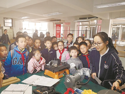 学校园开放日举行家长参加校园开放日感慨学