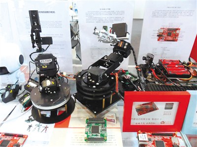 采用龙芯机器人控制器控制的机械臂和海灵智电FT722S数字总线舵机。 资料图片