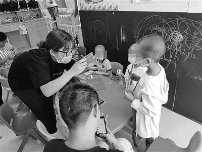 南京儿童医院的病房学校,孩子在家长陪伴下上课。 宋世锋 摄