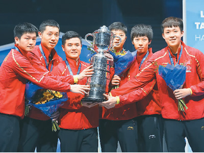 　　2018年5月6日，在瑞典哈尔姆斯塔德举行的2018年乒乓球世界团体锦标赛上，中国队队员和教练捧起斯韦思林杯。 新华社记者 叶平凡摄