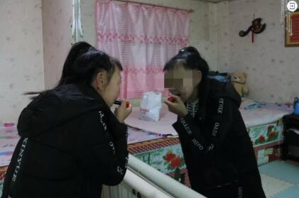 15岁女孩长得像古稀老人 孩子爸爸：这是我的宝