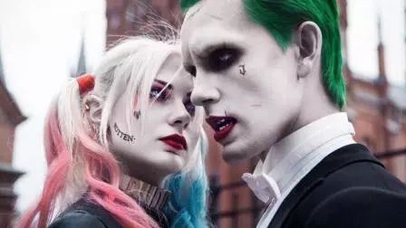 给小丑女寄老鼠,去街上对路人练习变态笑,他是戏痴,是嬉皮士,是最像上帝的男人!