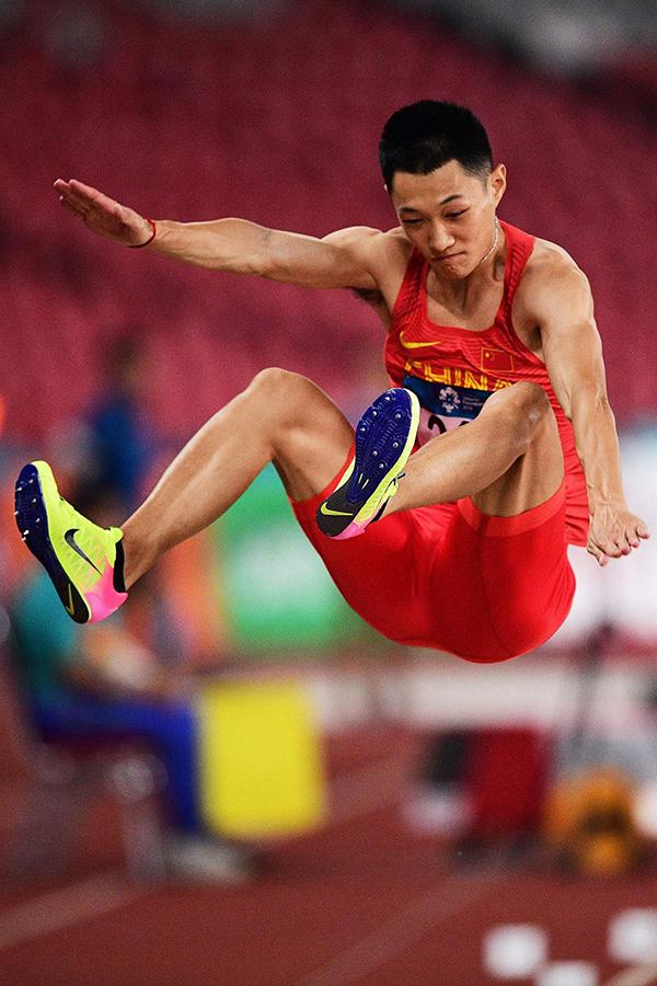 雅加达亚运会男子跳远决赛王嘉男破纪录夺冠