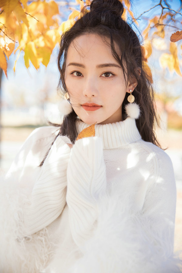 张嘉倪冬日写真温暖妩媚
