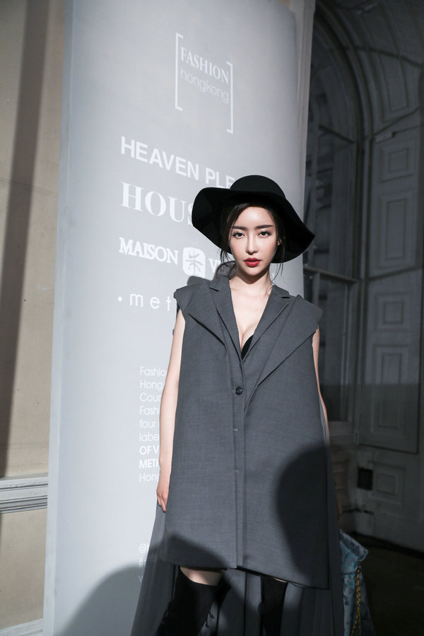 刘凡菲伦敦助阵时尚大秀