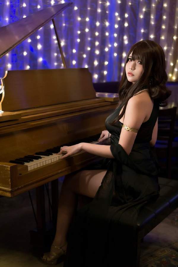 亚裔美女Cos《少女前线》DSR-50 肉感身姿风韵十足