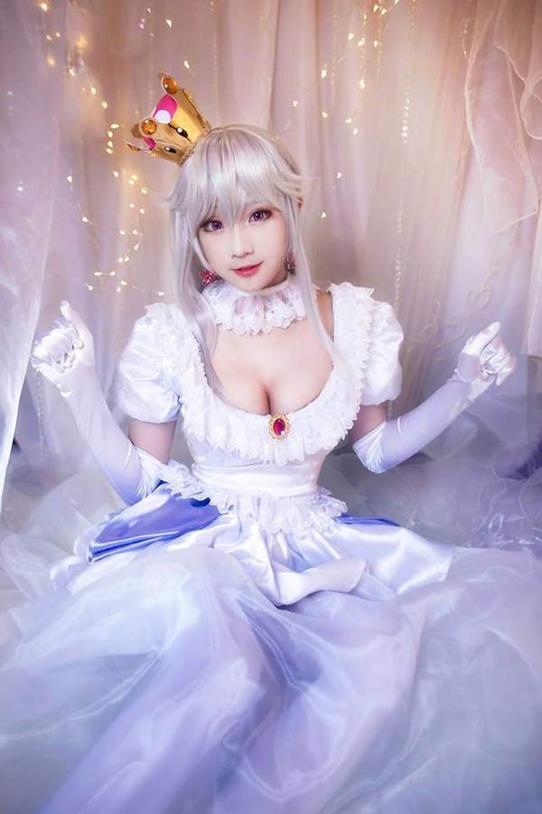 娇俏御姐COS《路易鬼屋》King Boo 美胸白丝血妈性感