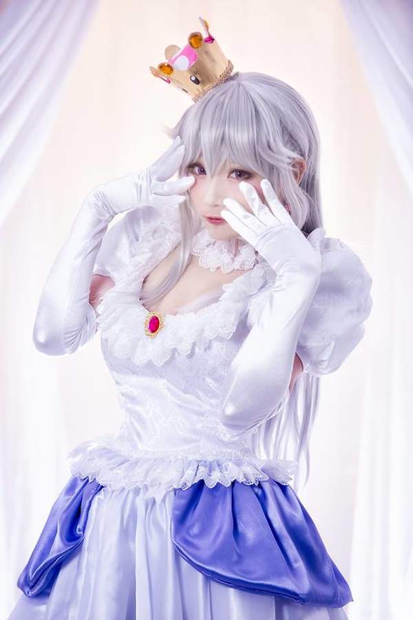 娇俏御姐COS《路易鬼屋》King Boo 美胸白丝血妈性感