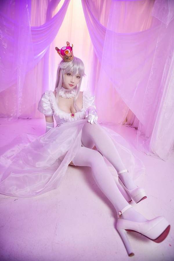 娇俏御姐COS《路易鬼屋》King Boo 美胸白丝血妈性感