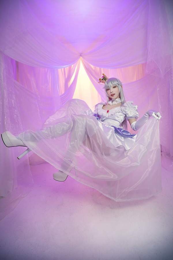 娇俏御姐COS《路易鬼屋》King Boo 美胸白丝血妈性感