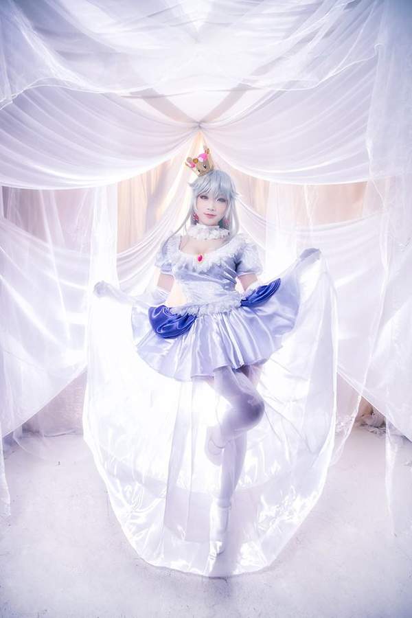 娇俏御姐COS《路易鬼屋》King Boo 美胸白丝血妈性感