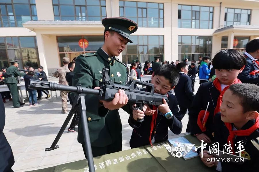 第76集团军某旅邀请驻地百名师生进军营,零距