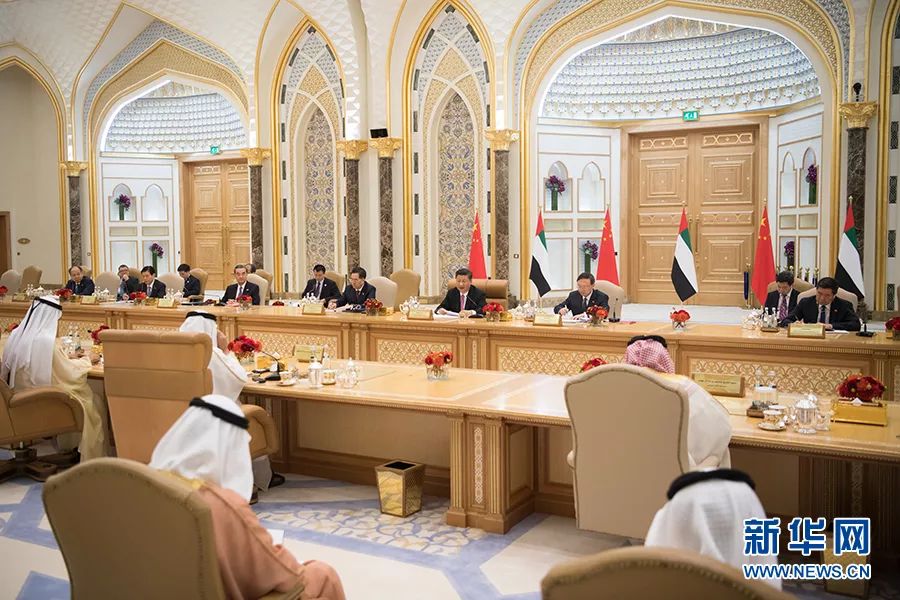7月20日，国家主席习近平在阿布扎比同阿联酋副总统兼总理穆罕默德、阿布扎比王储穆罕默德举行会谈。新华社记者李学仁摄 