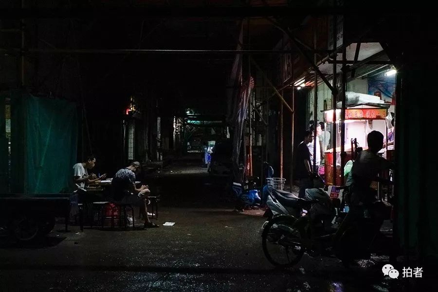 传说中的深圳三和大神 日薪百元 工作一天玩