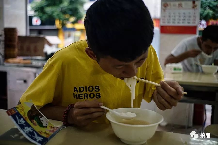 传说中的深圳三和大神 日薪百元 工作一天玩