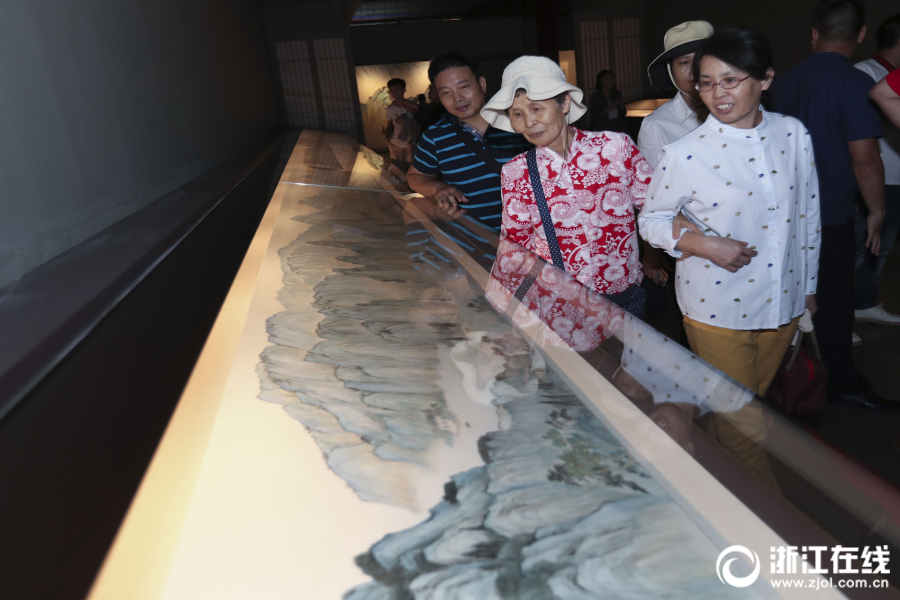 举办“敬老爱老从我做起”手抄报展览活动