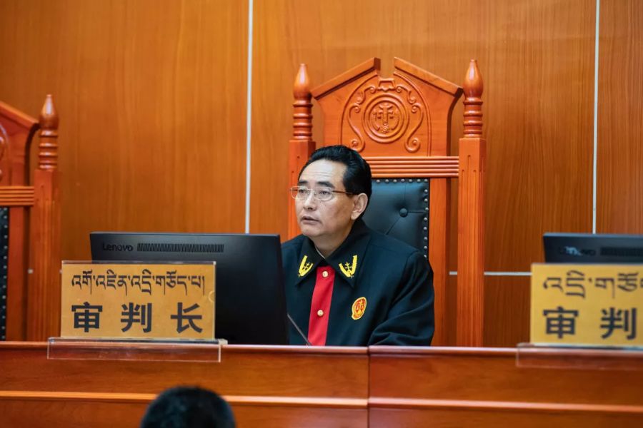 西藏自治区高级法院院长,二级大法官索达作为审判长开庭审理该案.