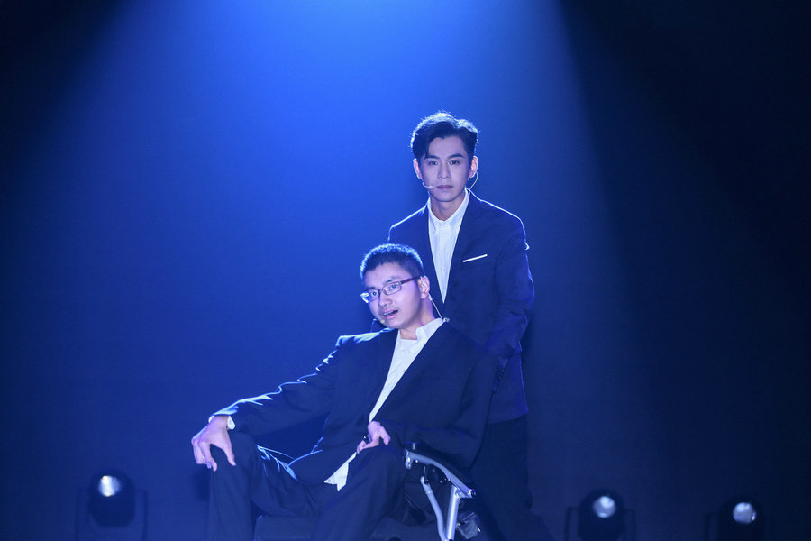 乔振宇助力公益影像节 “善行大使”鼓励轮椅少年