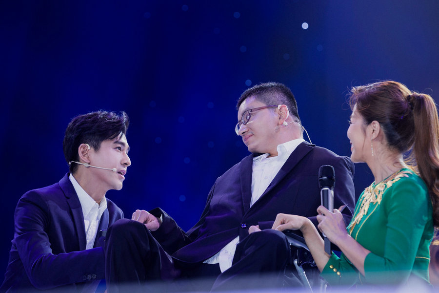 乔振宇助力公益影像节 “善行大使”鼓励轮椅少年