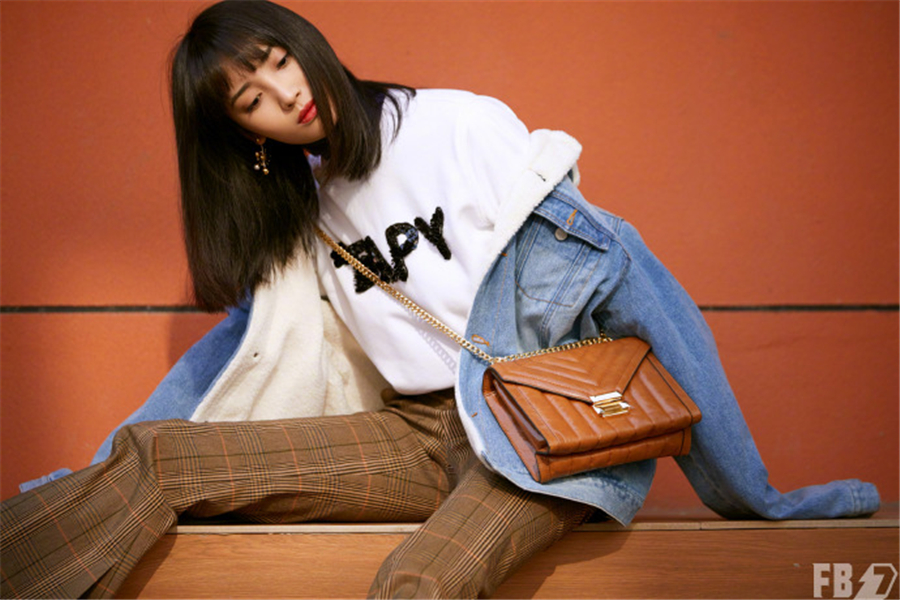 王紫璇冬日潮范街拍 帆布鞋唤醒青春气息