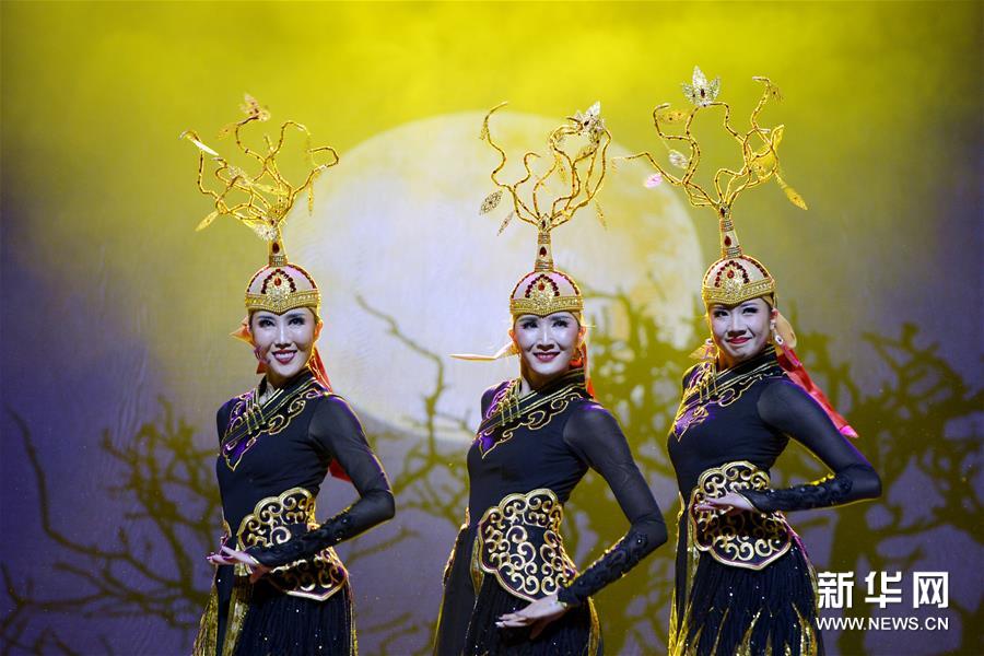 内蒙古新年舞蹈晚会在呼和浩特举行