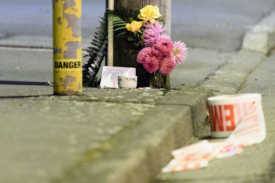 (新西兰市民在街道上为枪击案遇难者献花哀悼 图源:CNN)