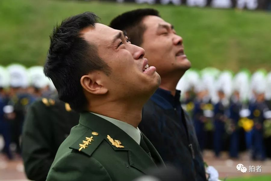 四川凉山:战友抱膝痛哭 泪别扑火英雄 | 组图