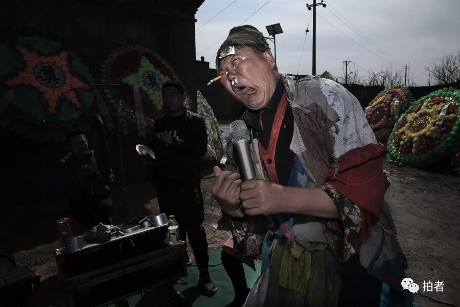 △ 三平正在表演《劝吃烟》