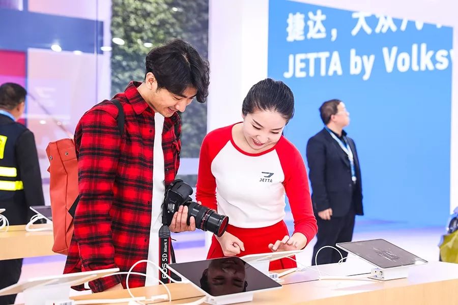 那些告诉你年轻人就该多吃苦少享受的,不是傻就是坏