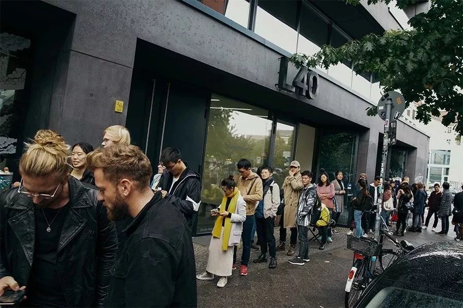 专业属性+时尚潮流！为什么说安踏C202是一双独特的竞速跑鞋？