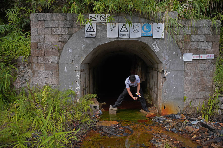 9月8日，环境志愿者在矿洞口用PH试纸检测，流出的废水PH值在1-2之间，为强酸水。