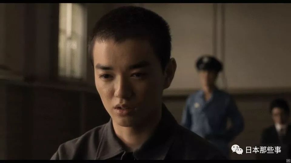 《哪啊哪啊神往村》里从嬉皮乐脸的赋闲青年变化成独当一壁的伐木工。