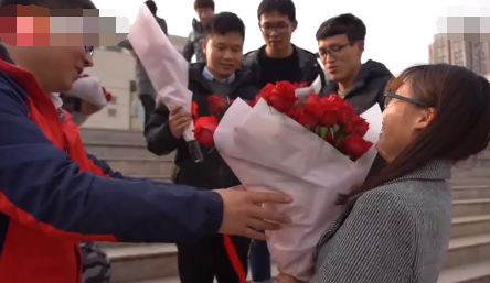 大B神脱口秀:初中生菜园出道蹭WIFI玩吃鸡游戏公司最好的蹲点女生图片
