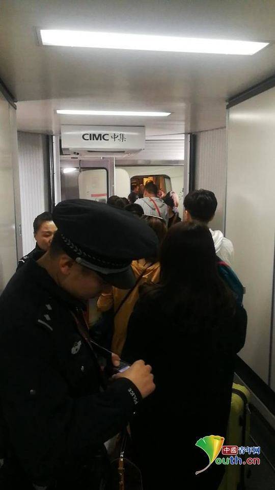 警方在飞机上实施抓捕