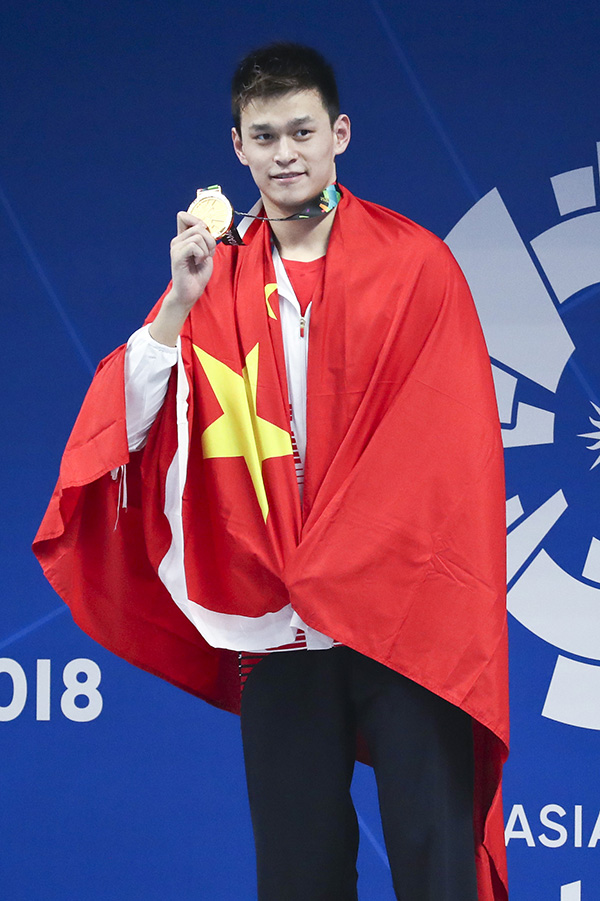 8月20日，男子800米自由泳决赛颁奖现场，孙杨身披一面国旗登场。 视觉中国 图